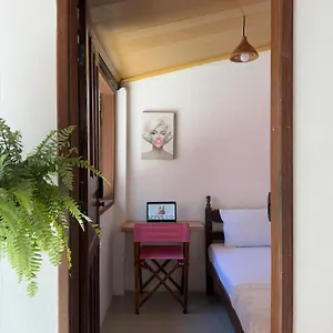  Albergue Vulva Women-only & Feminist Club